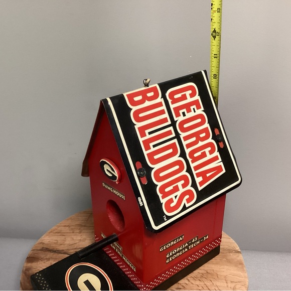 🔴 Georgia Bulldogs College Football Birdhouse / Wood Crafted with Metal Tag Roof - Picture 9 of 12